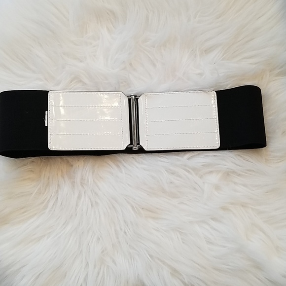 Express Reversible Black & White Belt Size Small - Picture 2 of 2